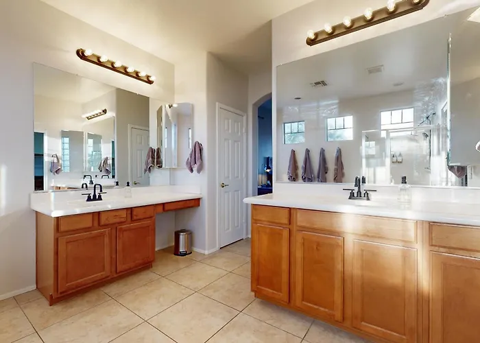 Hot Tub & Game Room: Poolside Paradise In Phoenix!