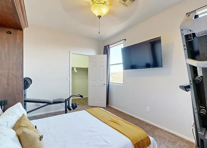 Hot Tub & Game Room: Poolside Paradise In Phoenix! Holiday home