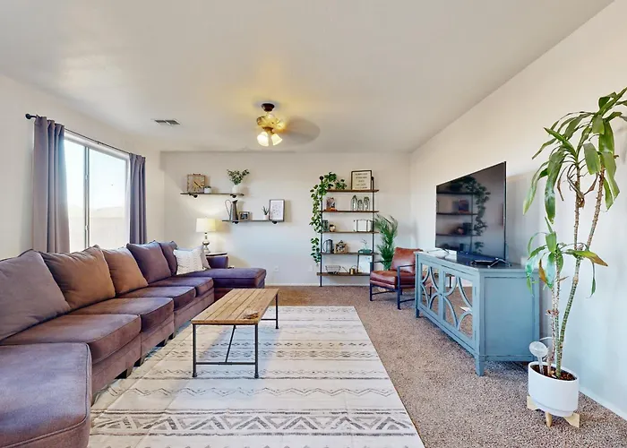 Hot Tub & Game Room: Poolside Paradise In Phoenix!